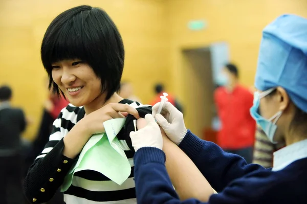 Chinese Medical Worker Injects Student H1N1 Flu Vaccine Beihang University — ストック写真