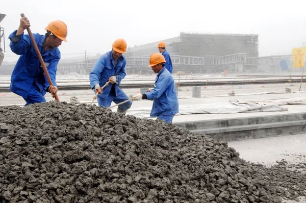 Lavoratori Cinesi Pavimentano Cemento Nel Cantiere Del Terminal Ovest Nuova — Foto Stock
