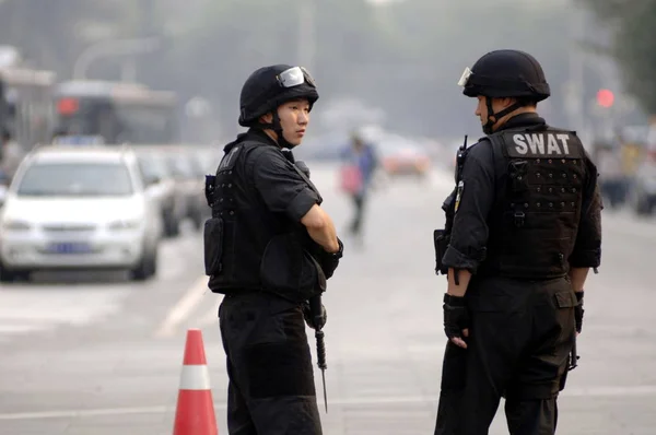 Озброєний Китайський Поліцейський Стоїть Гвардії Вулиці Пекіні Китай Вересня 2009 — стокове фото