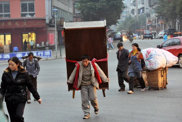 Китайский Рабочий Мигрант Несет Шкаф Выброшенный Местной Семьей Гуйяне Юго — стоковое фото