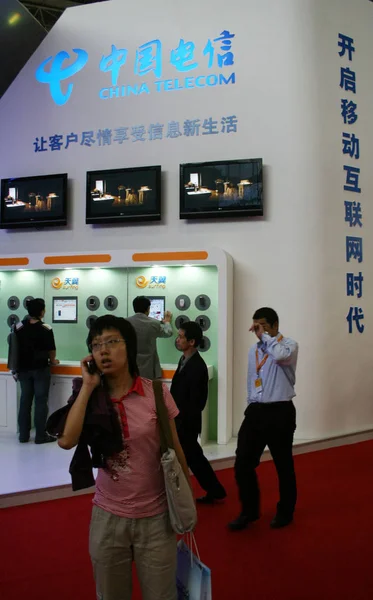 Файл Китайська Жінка Використання Мобільного Телефону Проходить Повз Стенд Китай — стокове фото