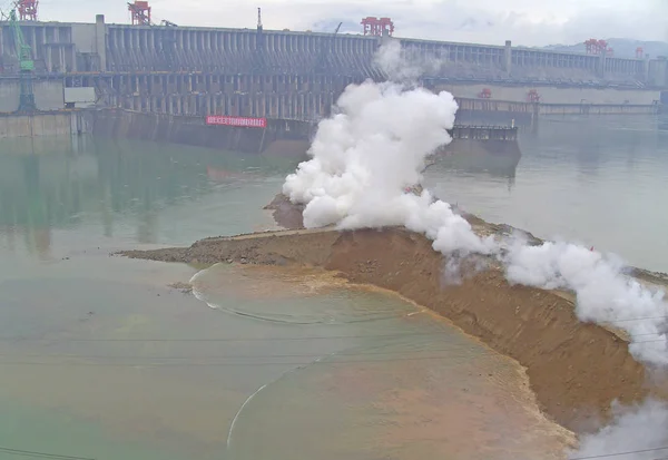 Uitzicht Water Lekkage Weir Ontplofte Buurt Van Drie Gorges Dam — Stockfoto