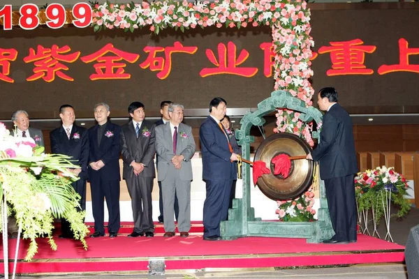 2008年4月25日 上海浦東の上海証券取引所で行われたZijin鉱業株式上場の式典で Zijin鉱業の会長であるチェン ジンヘ がゴングを叩いた — ストック写真