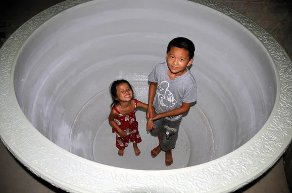 Dos Niños Están Dentro Frasco Gigante Porcelana Blanca Negra Jingdezhen — Foto de Stock