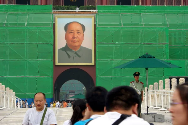 Туристы Проходят Мимо Портрета Мао Цзэдуна Показанного Тяньаньмэнь Рострум Который — стоковое фото
