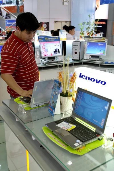 Ein Chinesischer Kunde Kauft Einen Lenovo Laptop Einem Einkaufszentrum Shanghai — Stockfoto
