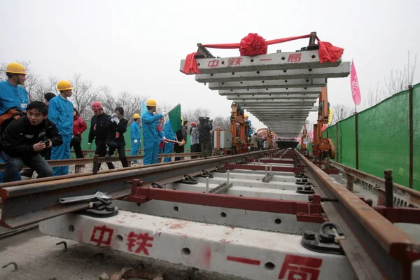 Čínští Dělníci Pave Kolejnice Tranzitní Trati Spojující Pekingské Kapitálové Mezinárodní — Stock fotografie