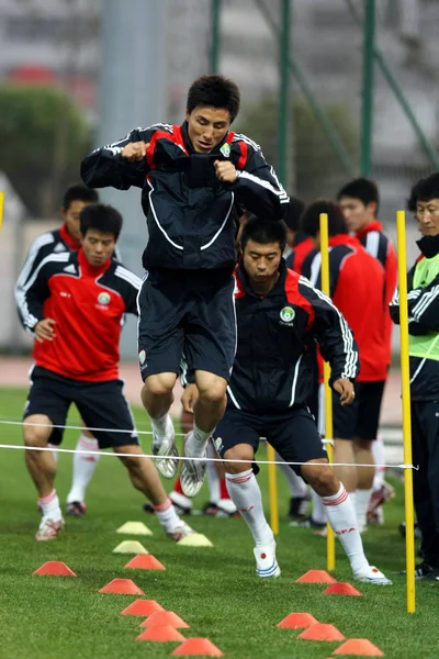 Κινεζική Ποδοσφαιριστής Weifeng Εμπρός Τους Συμπαίκτες Του Της Κινεζικής Εθνικής — Φωτογραφία Αρχείου