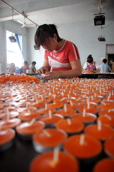 Китайские Женщины Рабочие Производят Свечи Заводе Фушунь Северо Восточный Китай — стоковое фото