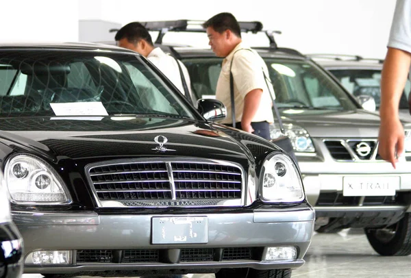 Chinese Car Buyers View Ssangyong Chairman Car Market Nanjing East — Stock Photo, Image