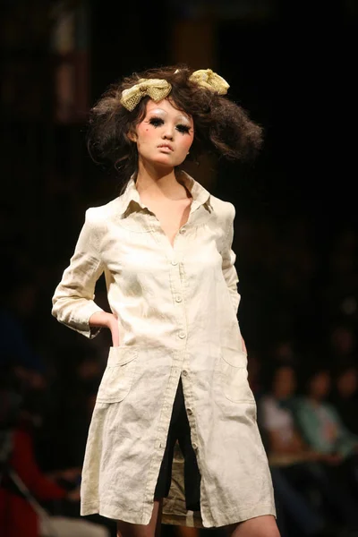 モデルは中国デザイナー ジミー ファッション トレンド コレクション 中国ファッション ウィーク中に北京では 2007 日から ファッション — ストック写真
