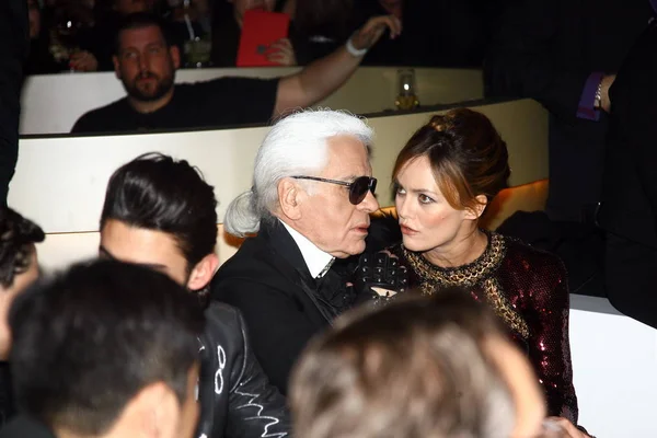 Chanel Σχεδιαστής Μόδας Karl Lagerfeld Αριστερά Συνομιλίες Την Γαλλίδα Τραγουδίστρια — Φωτογραφία Αρχείου