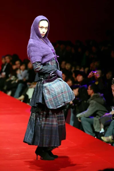Een Model Vormt Tijdens Een Modeshow Voor Hybris China Fashion — Stockfoto