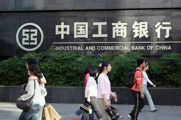 Cidadãos Chineses Locais Passam Por Uma Filial Icbc Banco Industrial — Fotografia de Stock