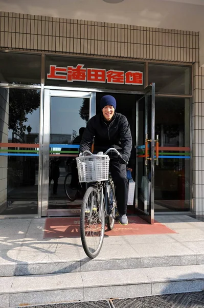 Çinli Atlet Liu Xiang Onun Bisiklet Bir Spor Salonundan Bir — Stok fotoğraf