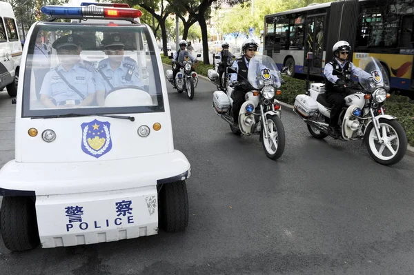 Policías Chinos Conducen Vehículos Montan Motocicletas Para Patrullar Una Calle — Foto de Stock