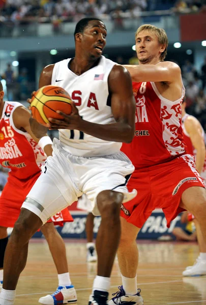 ドワイト ハワード アメリカのメンズオリンピックバスケットボールチームは Russias を突破しようとしています上海でのウォームアップバスケットボールの試合で 2008 月3日には 北京2008オリンピックが8月8日に開催されました — ストック写真