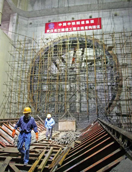 Θέα Των Κινέζων Εργατών Στο Εργοτάξιο Της Σήραγγας Γουχάν Γιάντστσε — Φωτογραφία Αρχείου
