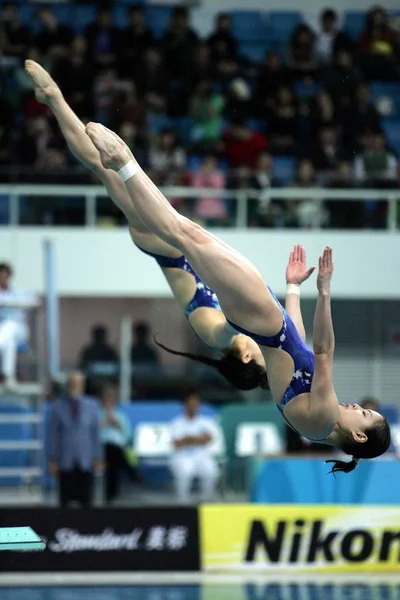 Chinas Minxia Und Guo Jingjing Während Des Synchro Sprungbretts Der — Stockfoto