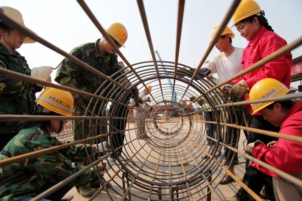 Les Travailleurs Chinois Construisent Une Structure Métallique Pour Construction Chemin — Photo