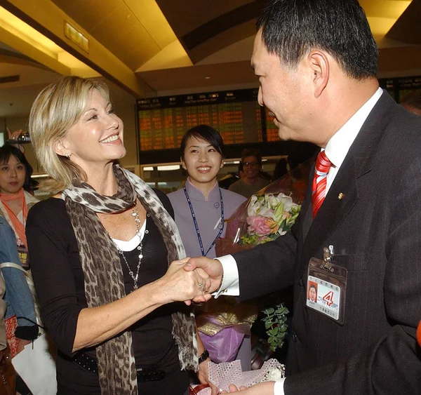 Australian Singer Actress Olivia Newton John Left Shakes Hands Staff — Stock Photo, Image