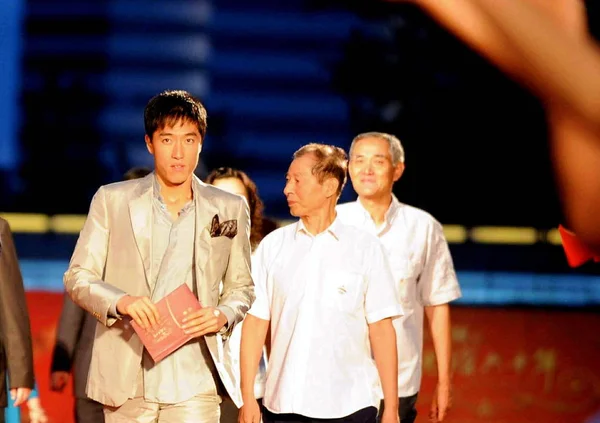 中国ハードル スター劉翔 ポーズの授賞式磁器最も影響力のあるスポーツ図 中国の北京で日曜日 2009 日の前にレッド カーペット — ストック写真