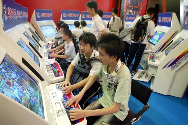 Китайская Молодежь Играет Телевизионные Видеоигры Время Chinajoy 2006 Шанхае Июня — стоковое фото