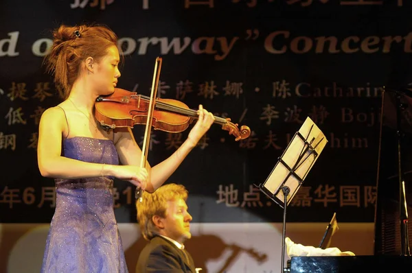 Violinista Chino Noruega Catharina Chen Izquierda Pianista Noruego Joachim Knoph —  Fotos de Stock