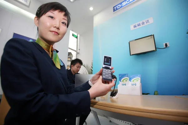 Chinese China Mobile Employee Shows Scdma Cell Phone China Mobile — Stock Photo, Image
