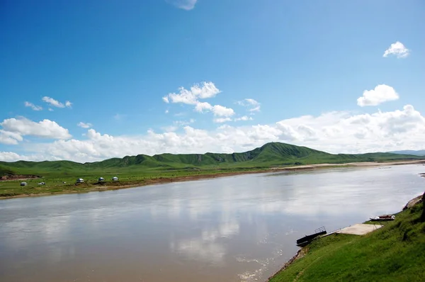 黄河の水は 2006年7月12日 中国北西部の甘粛省 ガナンチベット自治区 ガナンチベット自治区の湿地帯を越えて流れる — ストック写真