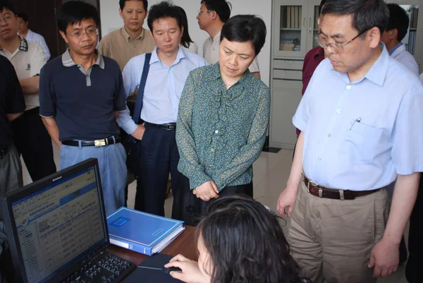 Liu Qian Vice Ministro Saúde Certo Olha Para Uma Tela — Fotografia de Stock