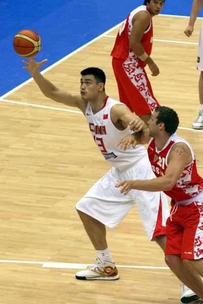 Chinas Yao Ming Links Durchbricht Russische Basketballer Der Letzten Runde — Stockfoto