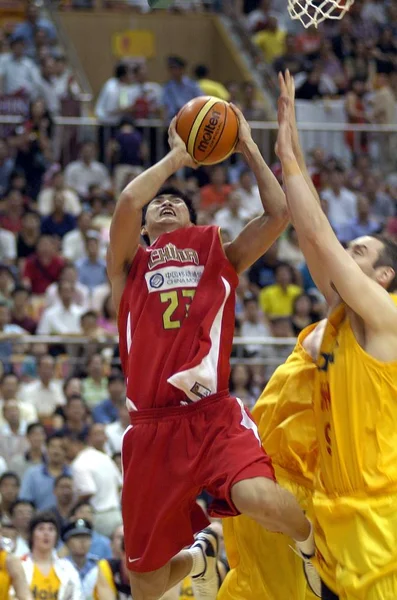 Chinas Ding Jinhui Fährt Während Eines Freundschaftlichen Basketballspiels Zwischen Der — Stockfoto