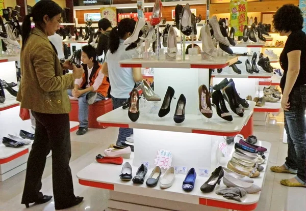 Para Pembeli Cina Membeli Sepatu Sebuah Toko Kota Yichang Provinsi — Stok Foto