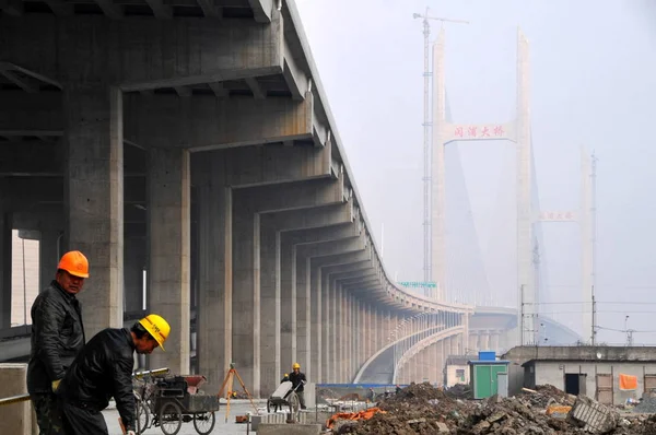 Trabalhadores Chineses Checam Dão Toques Finais Ponte Minpu Xangai China — Fotografia de Stock