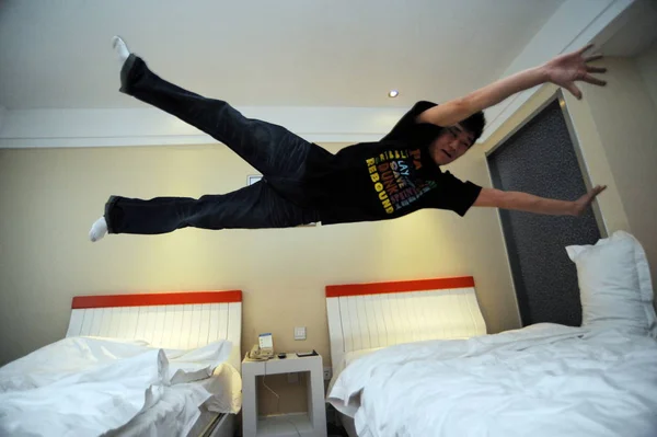 2009年12月26日 中国山东省魏坊市一家酒店 一名中国青年跳上床 — 图库照片