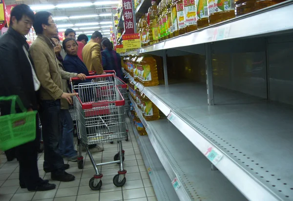 Chinese Customers Buy Edible Oil Supermarket Suzhou City East Chinas — Stock Photo, Image
