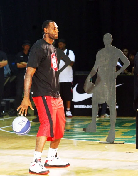 Nba Játékos Lebron James Cleveland Cavaliers Mutatja Kosárlabda Készségek Során — Stock Fotó