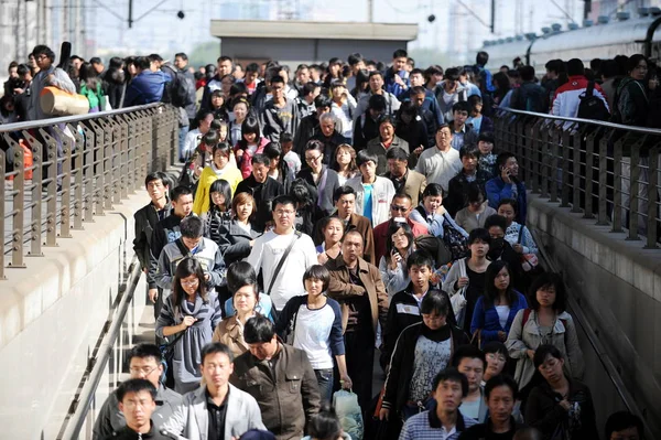 Толпы Китайских Пассажиров Замечены Северном Железнодорожном Вокзале Шэньяна Время Посленационального — стоковое фото