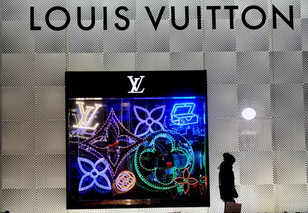 File Ein Lokaler Bewohner Geht Einer Boutique Von Louis Vuitton — Stockfoto