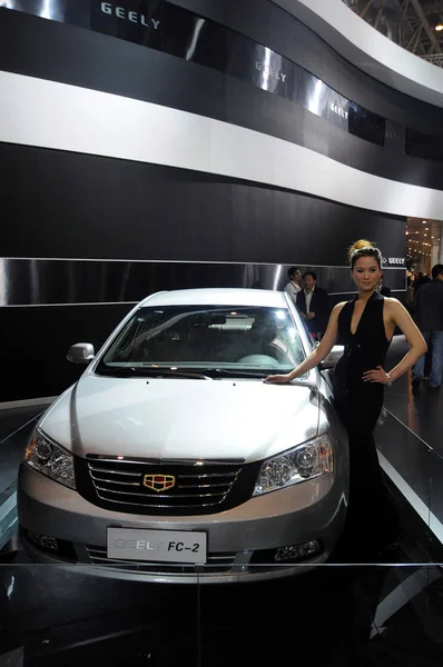 Een Model Vormt Met Een Geely Tijdens Auto China 2008 — Stockfoto