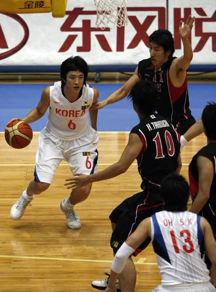 다케우치 고스케 Tomoo 아미노산 오른쪽 일본의 Fiba 아시아 선수권 대회를 — 스톡 사진