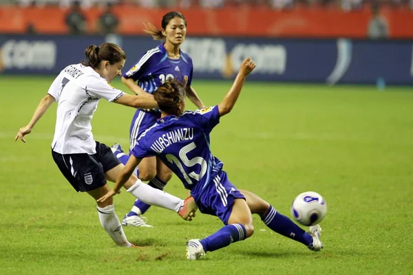 梓石清水の日本 フロント スライド タックル上海 2007 2007 Fifa 女子ワールド カップのグループのマッチの間にイギリスのカレン カーニーでのショット — ストック写真
