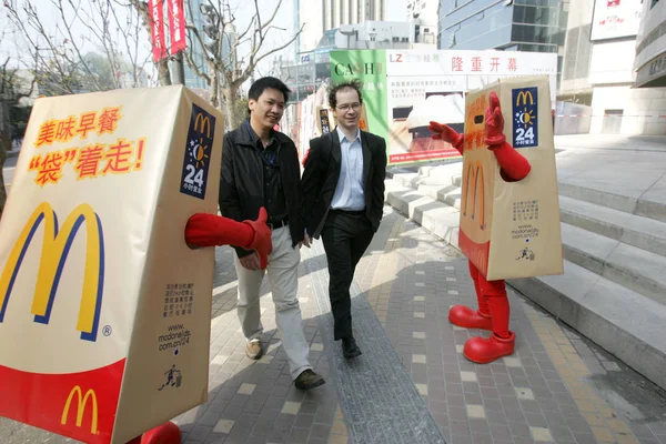 Chinese Mcdonalds Employees Dressed Mcdonalds Breakfast Food Bags Greet Passers — Stock Photo, Image