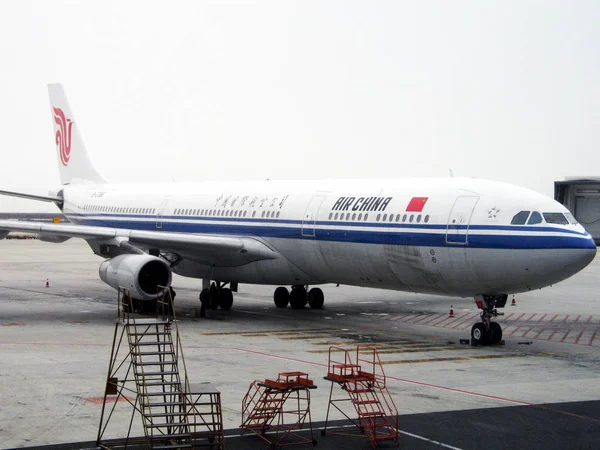 2009年1月20日 上海の空港でエアチャイナの飛行機が見られる — ストック写真
