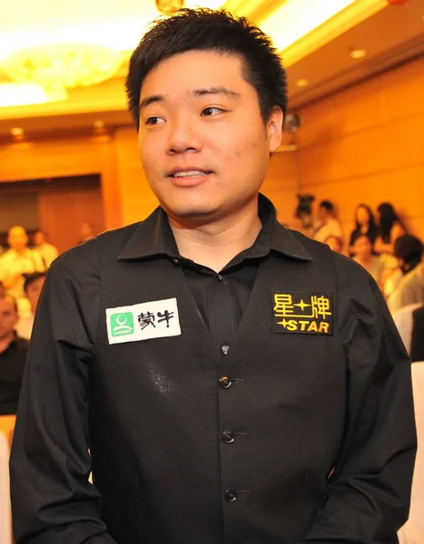 Κινέζικα Σνούκερ Παίκτης Ding Junhui Παρατηρείται Κατά Διάρκεια Της Συνέντευξη — Φωτογραφία Αρχείου