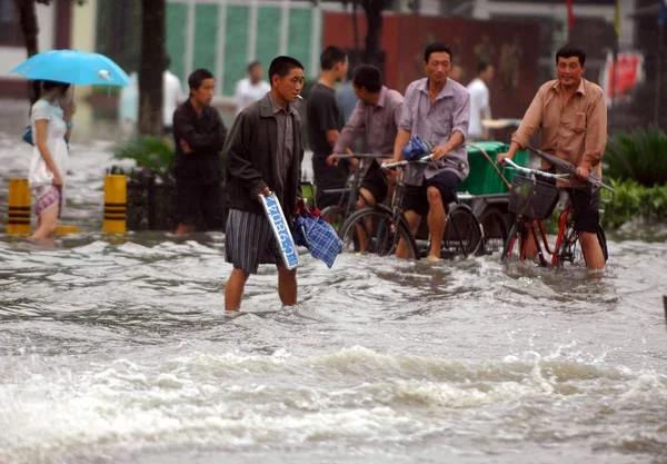 Ντόπιοι Κάτοικοι Πλημμυρισμένα Δρομάκια Στην Πόλη Xiangfan Κέντρο Τσινά Χουμπέι — Φωτογραφία Αρχείου