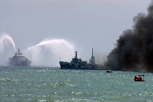 Una Nave Soccorso Sgancia Acqua Spegnere Gli Incendi Mare Durante — Foto Stock