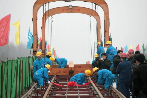 Čínští Dělníci Pave Kolejnice Tranzitní Trati Spojující Pekingské Kapitálové Mezinárodní — Stock fotografie