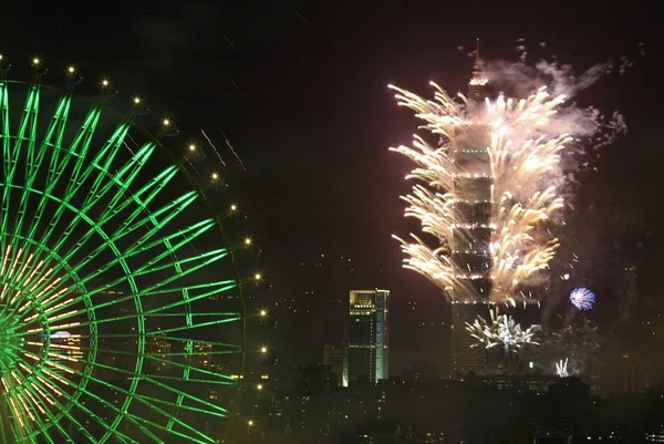 Feuerwerk Aus Den Obersten Etagen Des Höchsten 508 Meter Hohen — Stockfoto